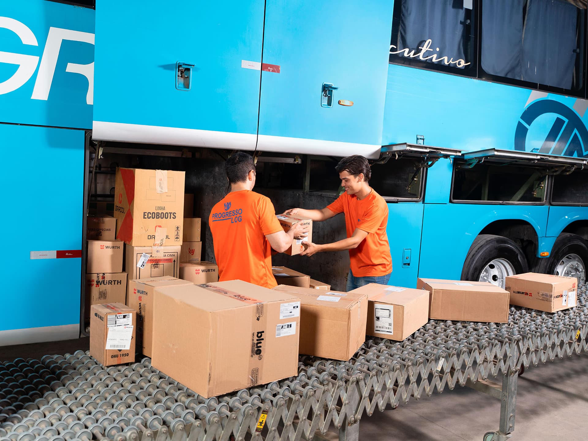 Como funciona uma transportadora logística na prática, do envio à entrega